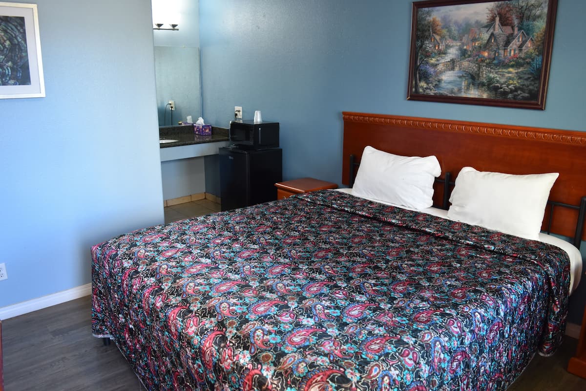 Rom, 1 kingsize-seng, ikke-røyk | Skrivebord, strykejern/-brett, wi-fi (inkludert) og sengetøy