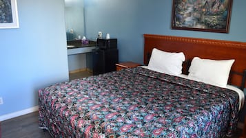 Room, 1 King Bed, Non Smoking | Desk, iron/ironing board, free WiFi, bed sheets