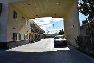 Garagem de estacionamento com um carro sob uma cobertura.