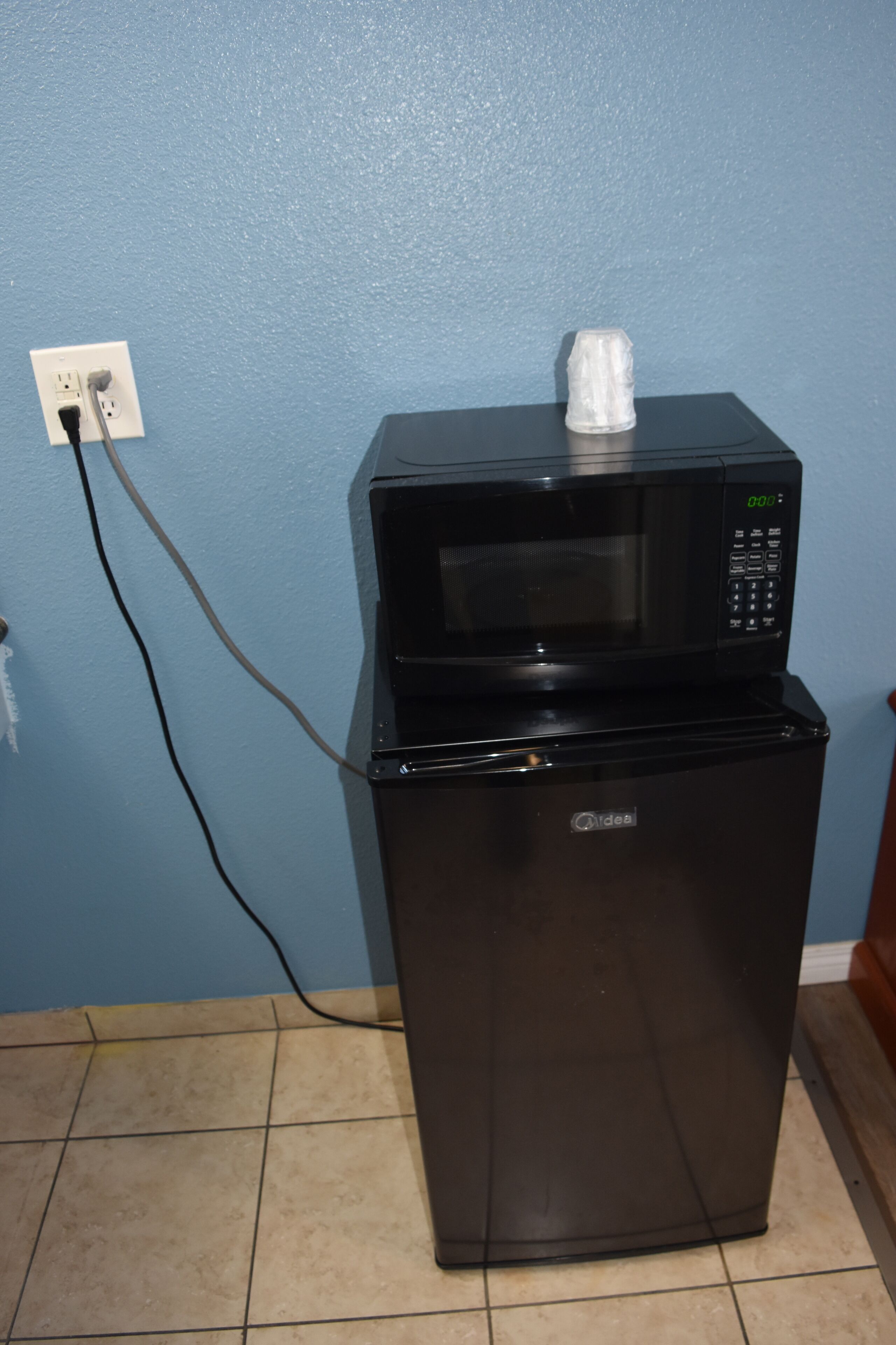 Room, 1 King Bed, Non Smoking | Mini-refrigerator