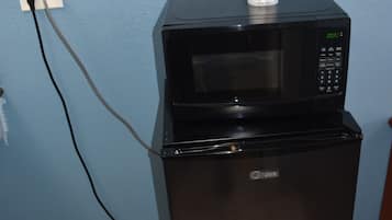 Room, 1 King Bed, Non Smoking | Mini-refrigerator