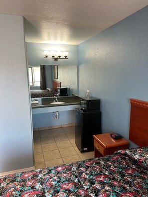 Escritorio, tabla de planchar con plancha, wifi gratis y ropa de cama 