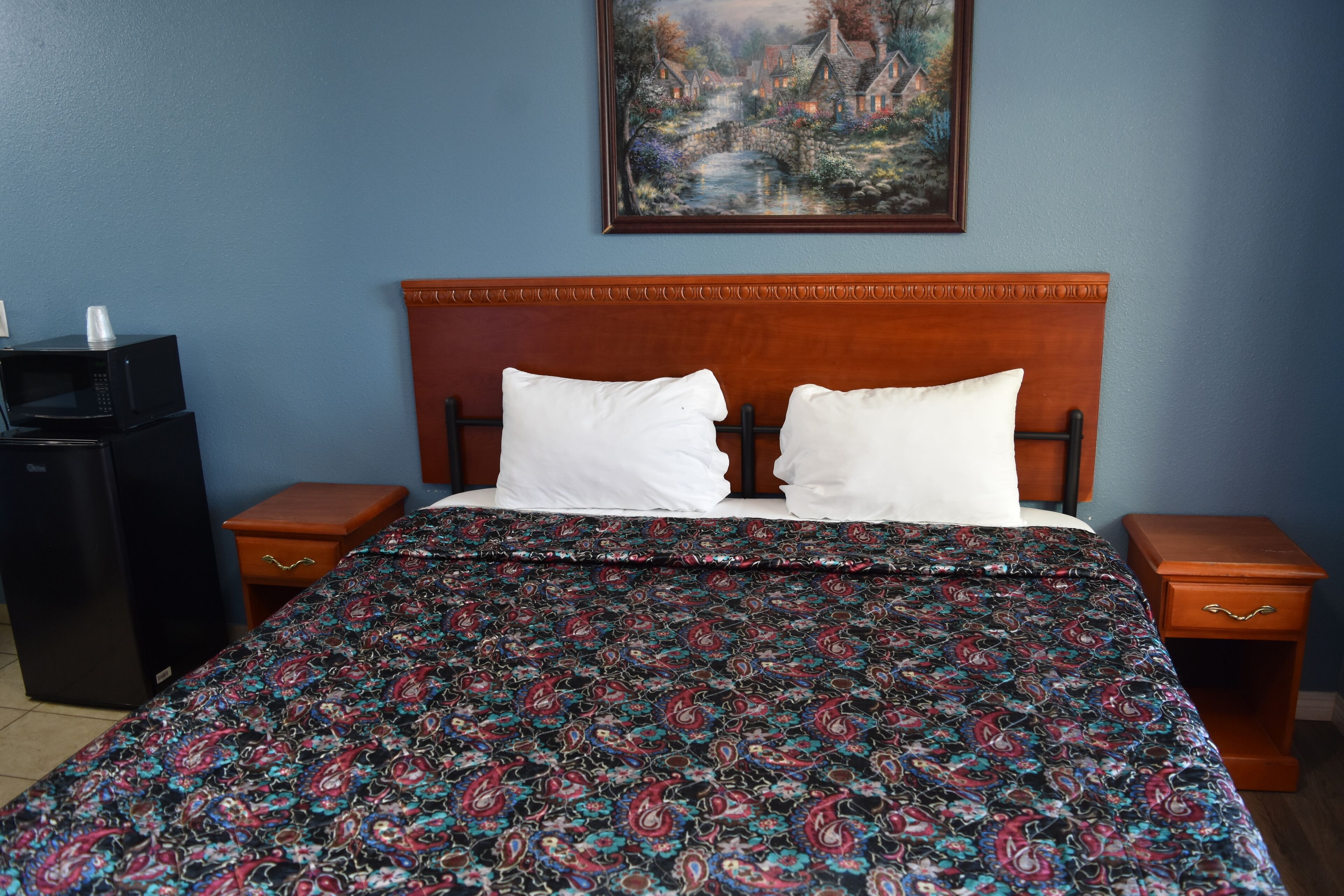 Room, 1 King Bed, Non Smoking | Desk, iron/ironing board, free WiFi, bed sheets