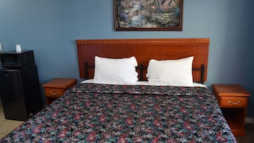 Room, 1 King Bed, Non Smoking | Desk, iron/ironing board, free WiFi, bed sheets