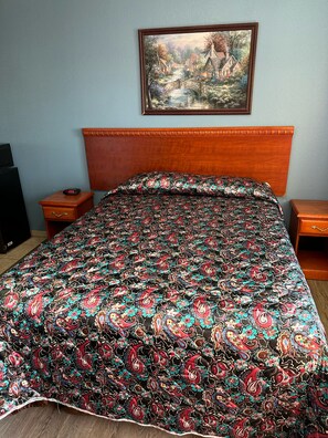 Escritorio, tabla de planchar con plancha, wifi gratis y ropa de cama 