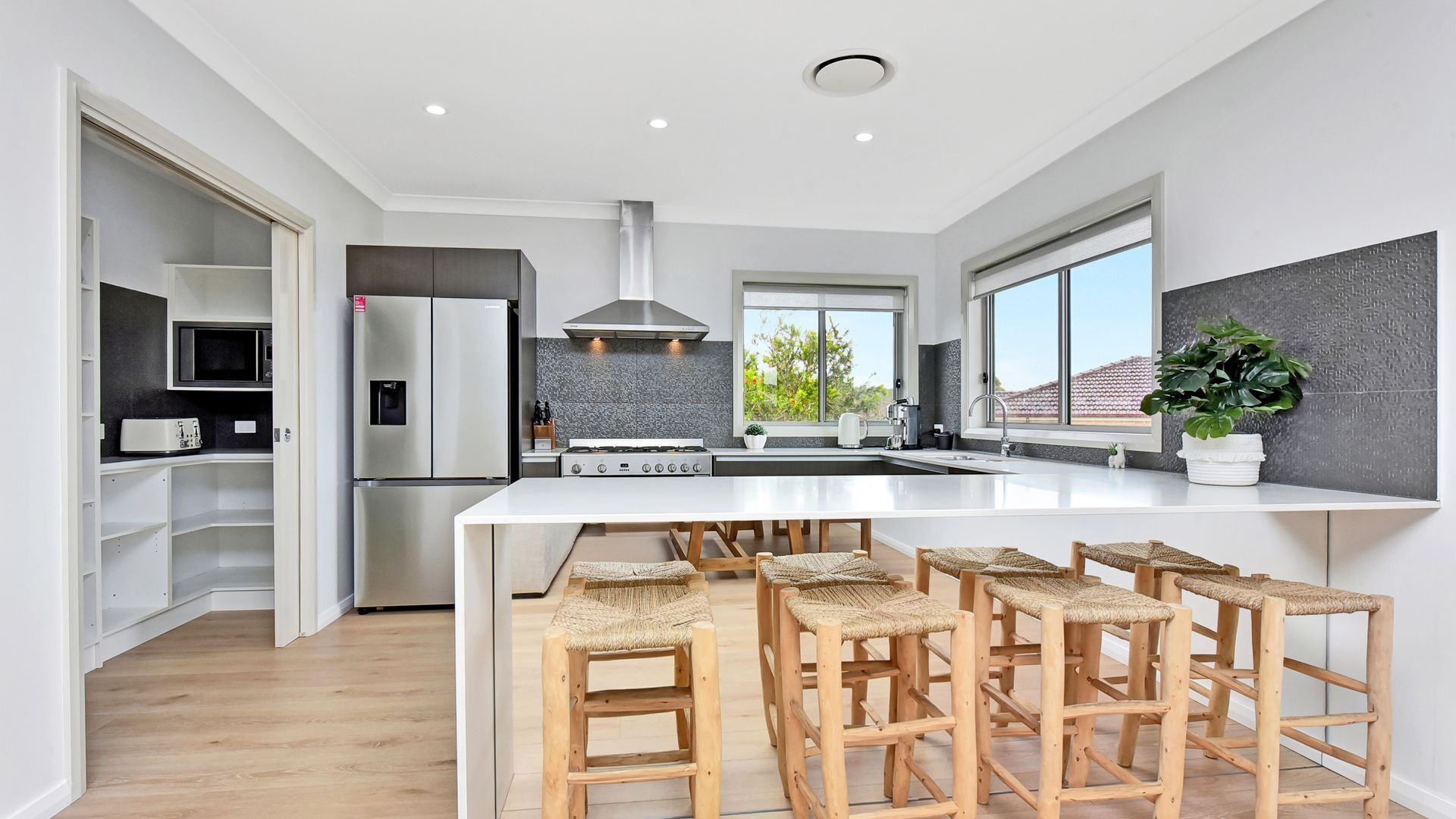 Geladeira, micro-ondas, fogão, cooktop