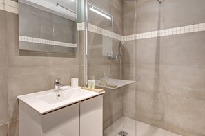 Ducha, secador de pelo y toallas