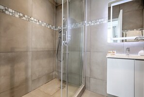 Shower, hair dryer, towels, soap - TBS 307 - Superb studio in the heart of Paris (Paris)