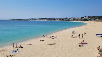 Chaises longues, serviettes de plage