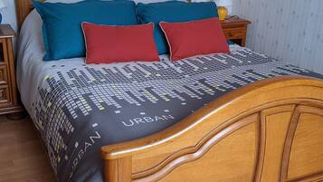 3 slaapkamers, een strijkplank/strijkijzer, reisbedje, gratis wifi