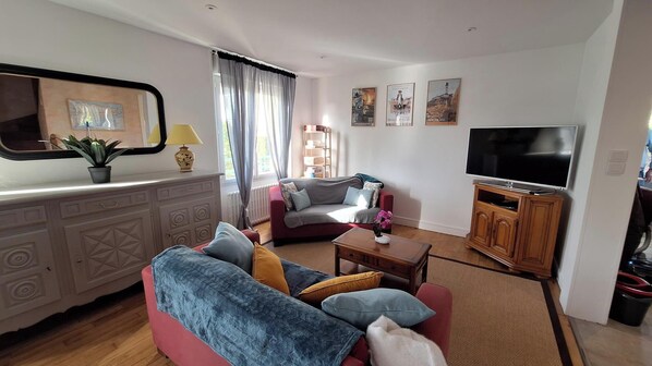 Fernseher, Tischtennisplatte, Bücher