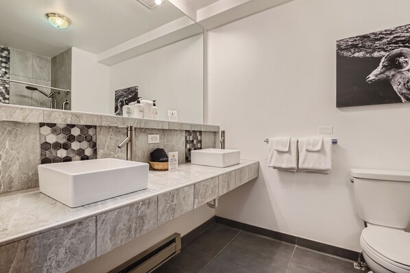Shower, towels - 2 King Suite, Boutique Mountain Motel near hiking & MTB park in Idaho Springs (Idaho Springs)
