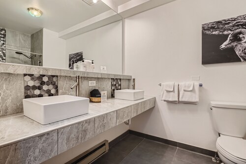 2 King Suite, Boutique Mountain Motel near hiking & MTB park in Idaho Springs