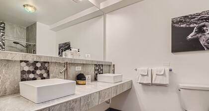 2 King Suite, Boutique Mountain Motel near hiking & MTB park in Idaho Springs