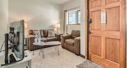 2 King Suite, Boutique Mountain Motel near hiking & MTB park in Idaho Springs