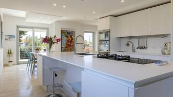 Een koelkast, een magnetron, een oven, een kookplaat