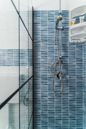 Douche, sèche-cheveux, serviettes fournies