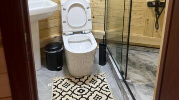 Doccia, asciugacapelli, asciugamani, sapone