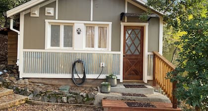 Sonora Treehouse Cottage. Charming studio w/ AC & WiFi in quaint historic town