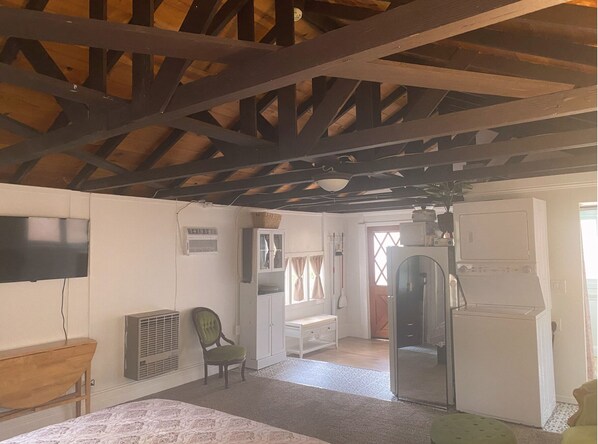 Tabla de planchar con plancha, wifi y ropa de cama 