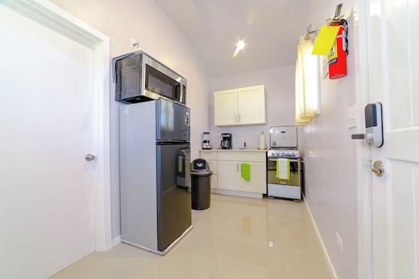 Een koelkast, een magnetron, een oven, een kookplaat