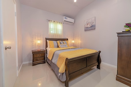 1 bedroom, iron/ironing board, WiFi, bed sheets. Beautiful 1-bedroom apartment in amazing Buckleys with AC, WiFi