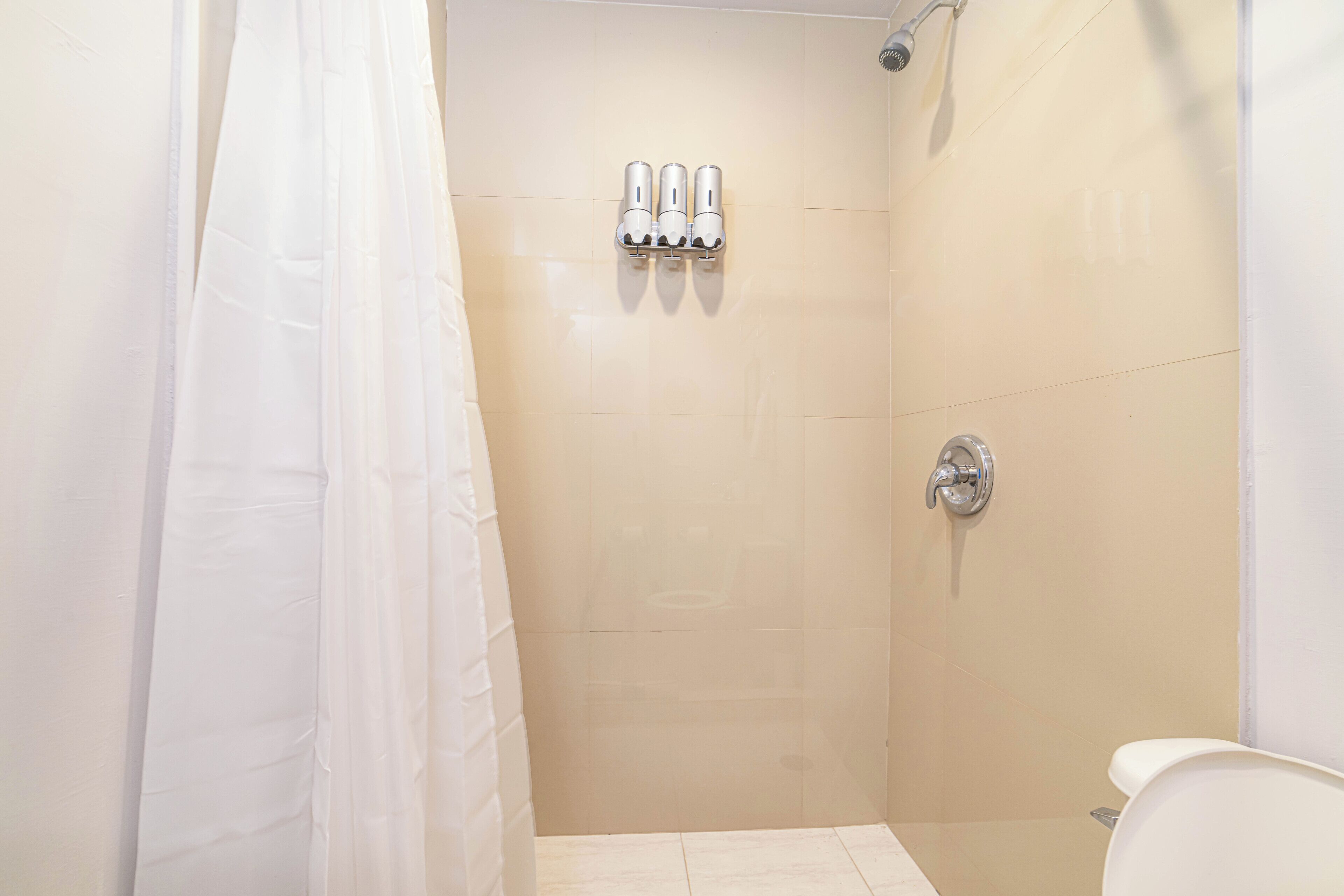 Suihku, hiustenkuivaaja, pyyhkeet, saippua