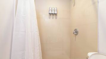 Douche, sèche-cheveux, serviettes fournies, savon