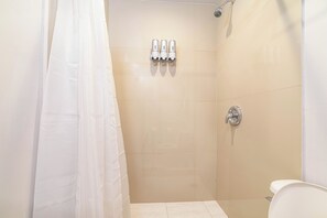 Douche, sèche-cheveux, serviettes fournies, savon