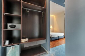 Minibar con snack e bevande gratuite, una cassaforte in camera