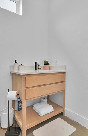 Douche, sèche-cheveux, serviettes fournies, savon