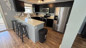 Refrigerador, microondas, horno y parrilla de estufa