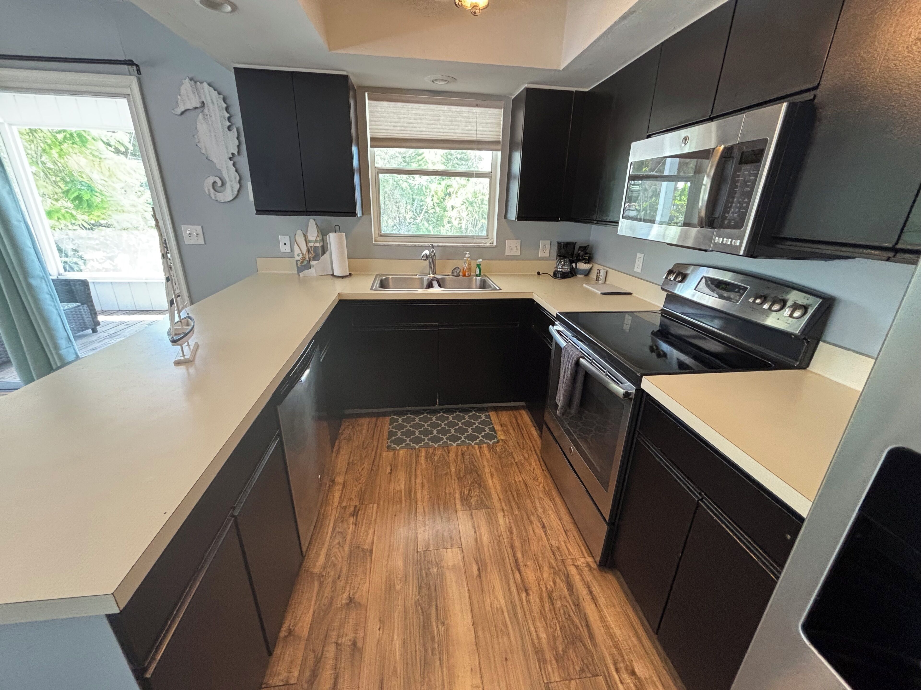 Refrigerador, microondas, horno y parrilla de estufa 