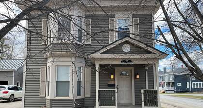 Charming single-bedroom apartment with AC, Very Fast WiFi in beautiful Houlton