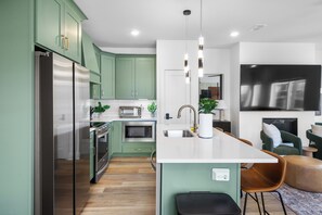 Réfrigérateur, four à micro-ondes, un four, surface de cuisson