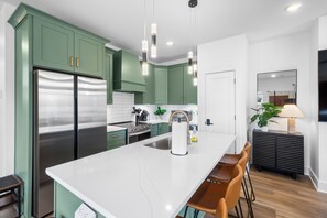 Réfrigérateur, micro-ondes, four, plaque de cuisson