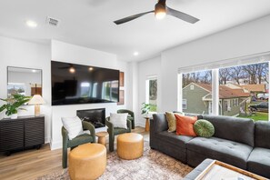 Smart TV, fireplace