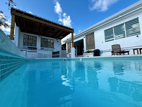 Located close to Isabel Segunda Vieques, downtown 4 bedrooms with pool.