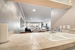Interior - A+ Location!! Steps to Old Town Scottsdale! 2 bdrm Condo (Scottsdale)