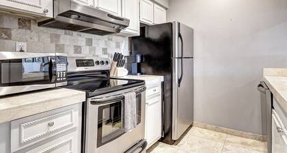 A+ Location!! Steps to Old Town Scottsdale! 2 bdrm Condo