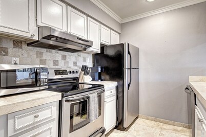 A+ Location!! Steps to Old Town Scottsdale!  2 bdrm Condo