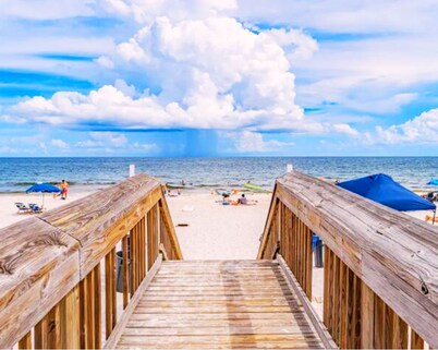 50 Steps To Beach, Heated Pool, Hot Tub, Gulf View, Dog Friendly, Lost Dunes 4BR