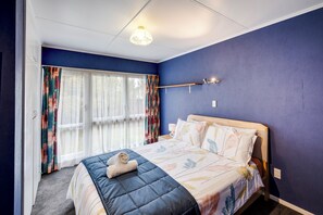 4 bedrooms, iron/ironing board, WiFi, bed sheets