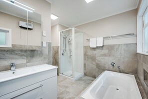 Shower, hair dryer - Mid Century Oasis - Hastings Holiday Home (Hastings)