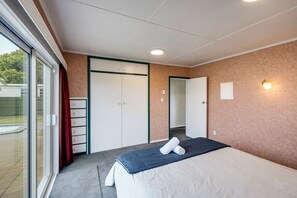 4 bedrooms, iron/ironing board, WiFi, bed sheets - Mid Century Oasis - Hastings Holiday Home (Hastings)