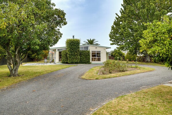 Exterior - Mid Century Oasis - Hastings Holiday Home (Hastings)