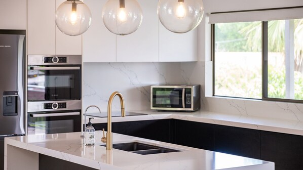 ثلاجة، فرن، غسالة أطباق