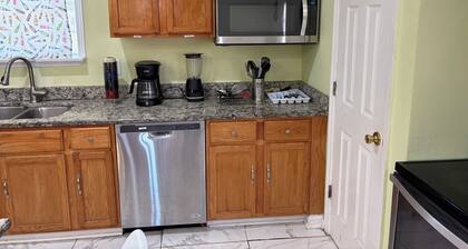 Spacious 4-bedroom house with AC and WiFi in charming Huntsville