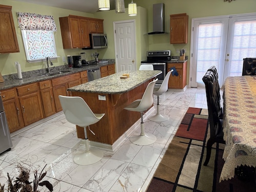 Spacious 4-bedroom house with AC and WiFi in charming Huntsville