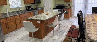 Spacious 4-bedroom house with AC and WiFi in charming Huntsville